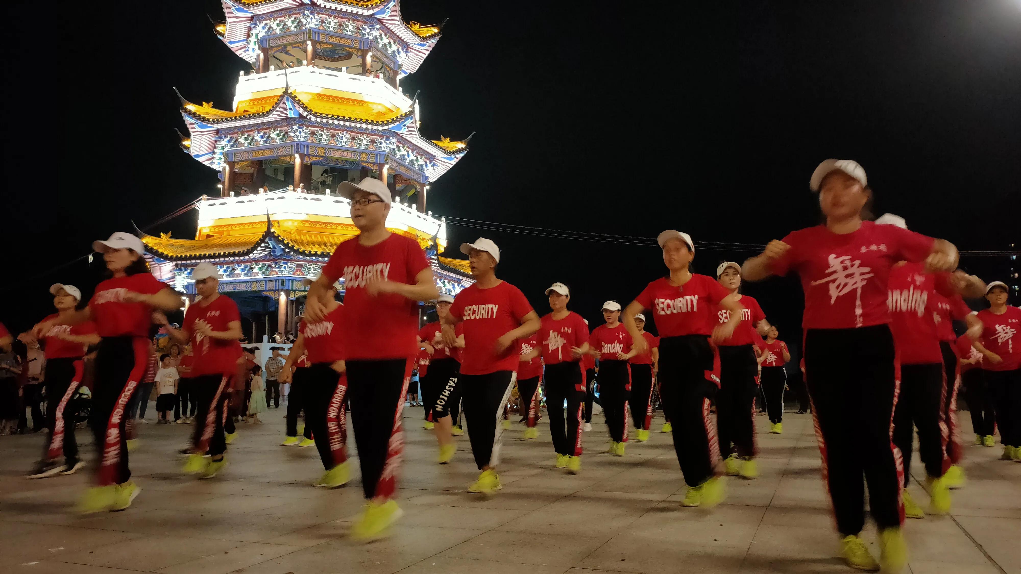 广西三月三，壮乡热闹的日子，他们在舞动着健康和快乐