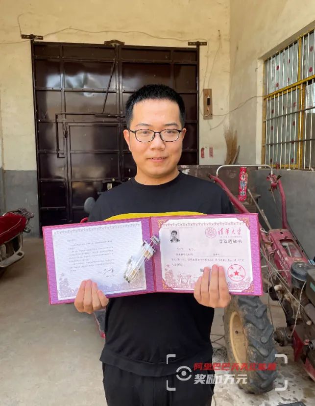 农村娃700分考上清华，花30元喝牛肉汤庆祝，领完通知书下地干活