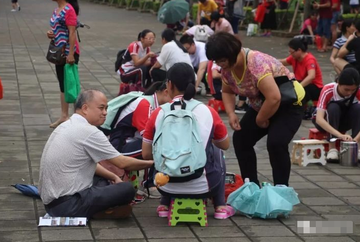 高中校门口成“野餐基地”，家长送饭被质疑，这是在养“巨婴”？