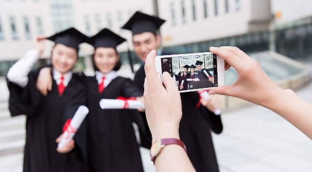 上海这4所大学应届毕业生，可直接落户本地，学生们却想法不一