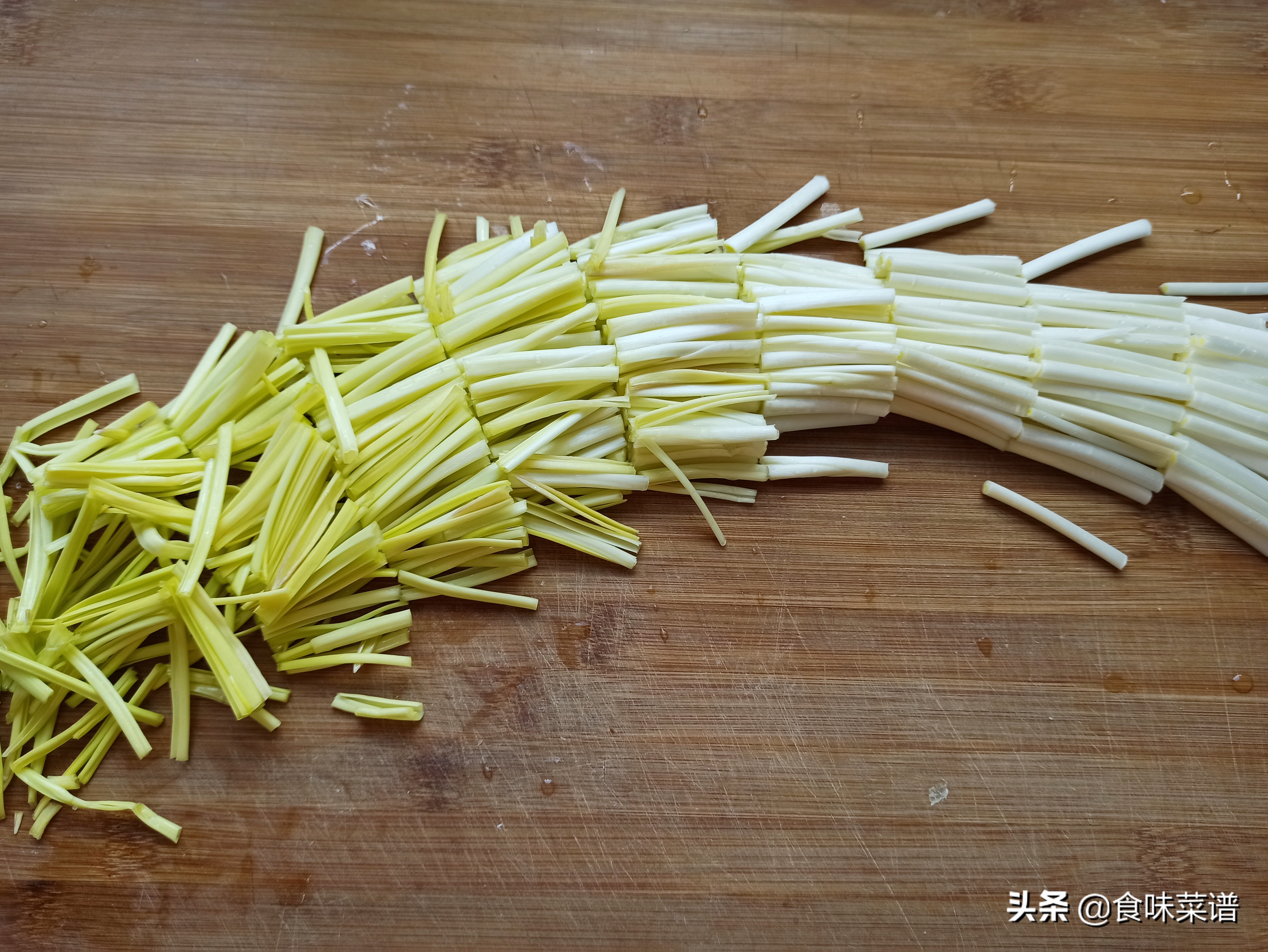 饭店的蒜黄炒蛋为啥好吃？告诉你正确做法，鲜香入味，5分钟搞定