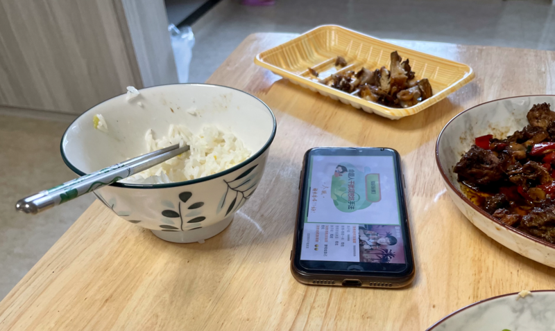 “陪读小镇”上，那些被高考神话捆绑的妈妈们