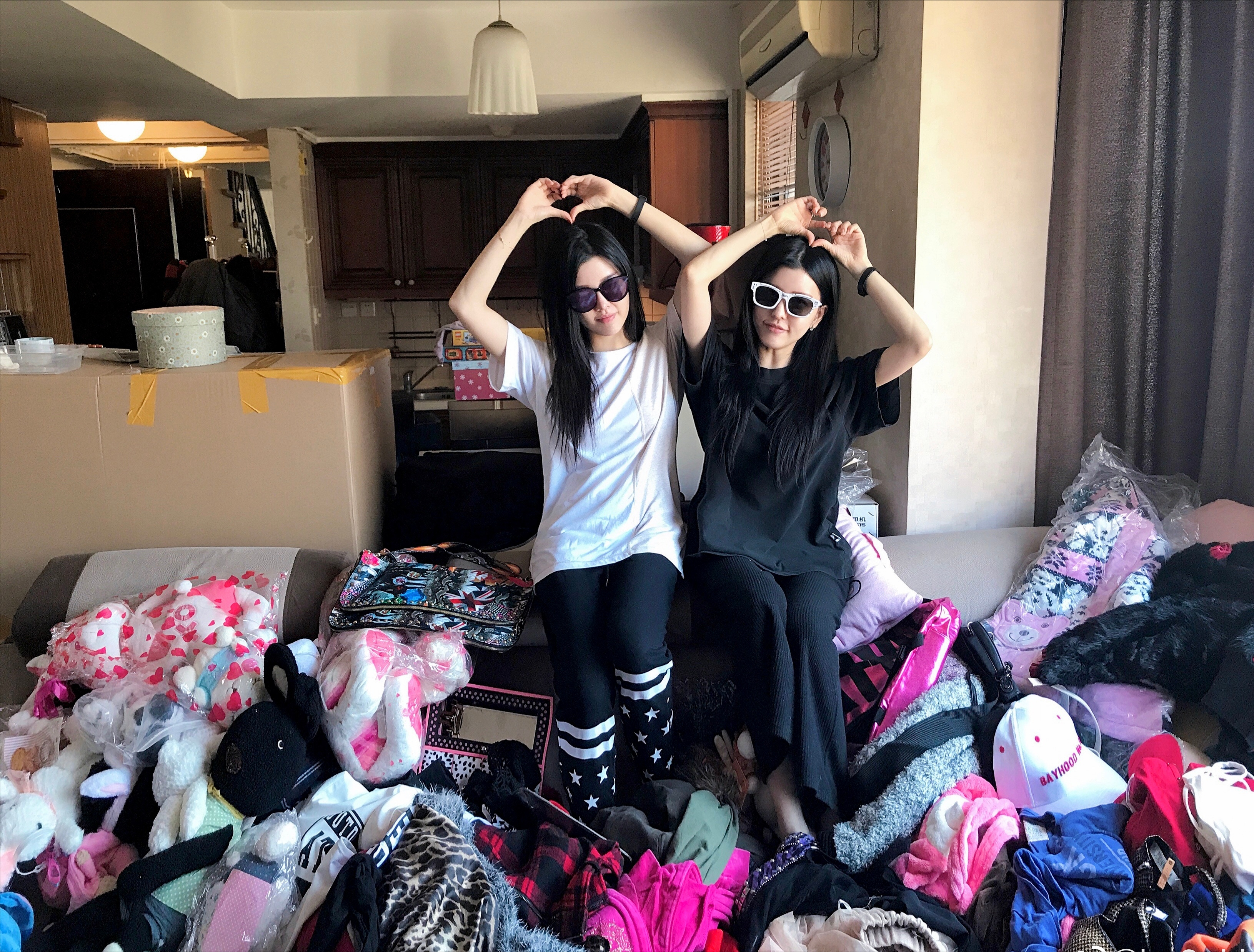 清纯姐妹变整容怪，靠花边博眼球，BY2手握好牌亲自打烂