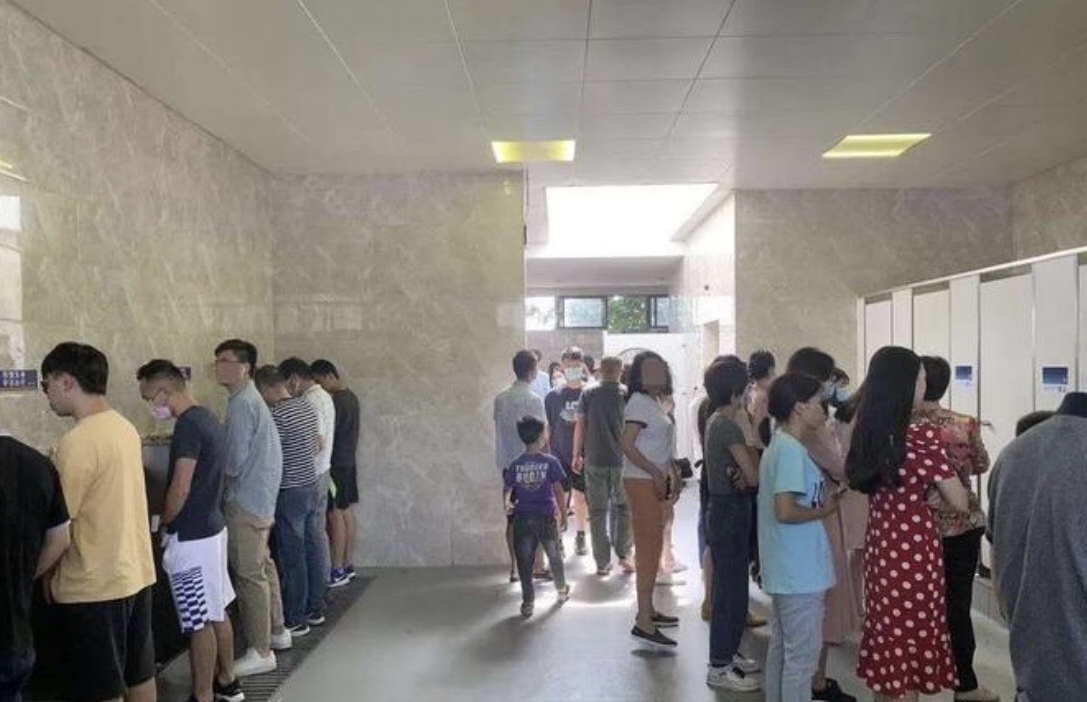 男子闯女厕所向女友道歉，网上泛起社死的呼声，舆论是否过于严苛