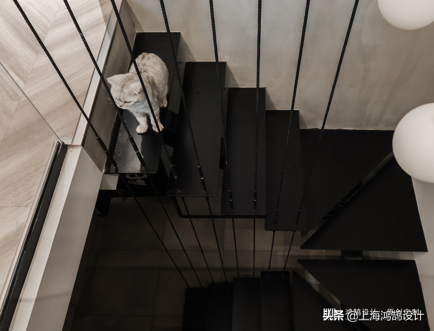 将酒吧工业风融入这个家，打造哥特萝莉式复古社交空间