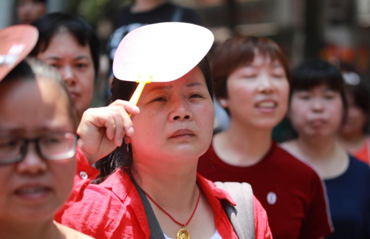 考生父亲花重金送孩子去补课班，承诺能过一本线，结果高考254分