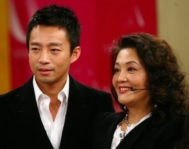 “曲终人散”的人生：大S一家忙着晒幸福，汪小菲满脸憔悴又孤单