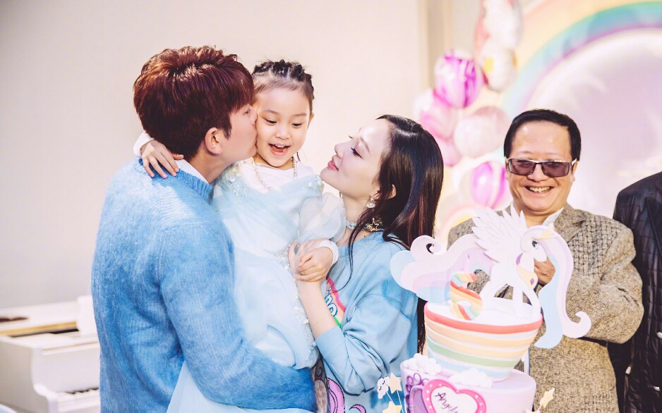 贾乃亮晒见组旧照，面容清秀堪称男版甜馨，网友调侃“馨里馨气”