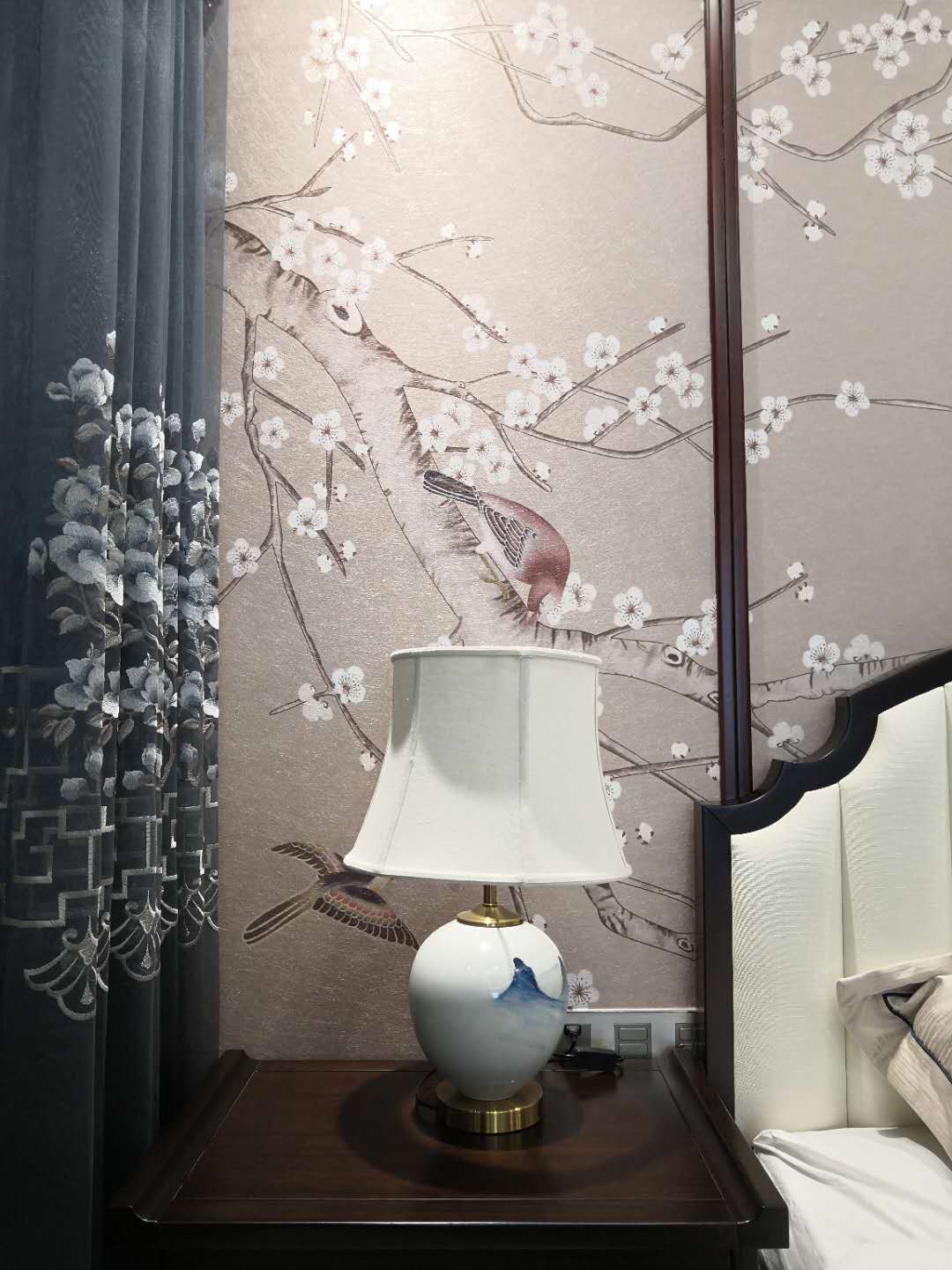 装修实景案例：120㎡中式风格，卧室背景墙富有禅意端庄气息