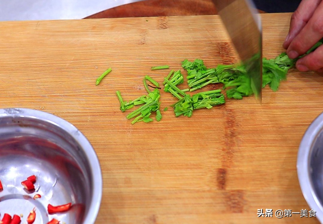 干黄花菜的家常做法（学会这个凉拌方法脆嫩爽口美味无穷）