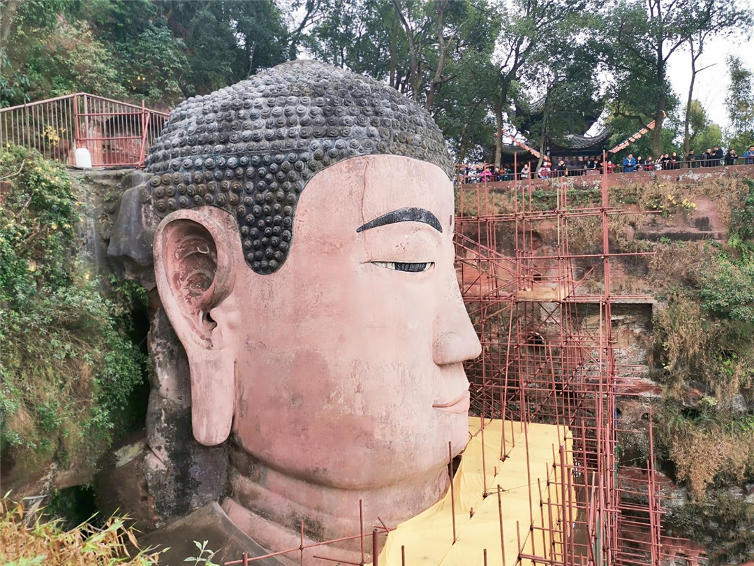 千年不倒的巨大佛像