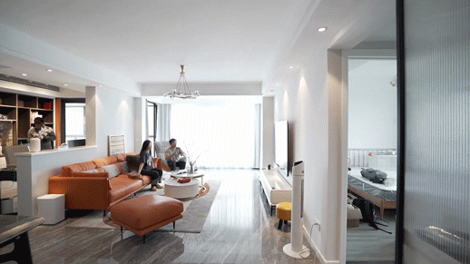 改变墨守成规的布置，她坚持把沙发背景改成矮墙，真是通透又美观