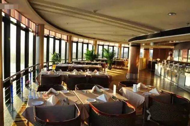 青岛这家旋转餐厅，最新价格出炉，25层360°无敌海景无限撸