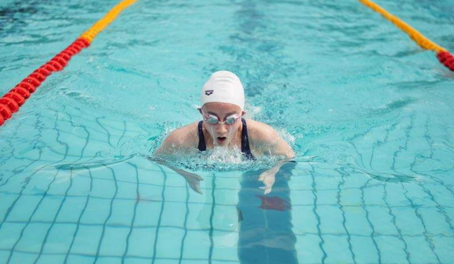 名校的奇葩规定，“游泳”成为这4所高校必修课，不合格不让毕业