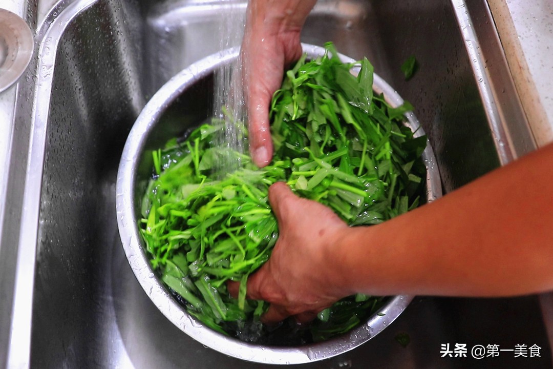 空心菜怎么做好吃（牢记这1招空心菜翠绿又鲜美）