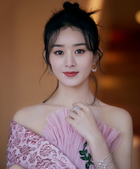 “农村姑娘”赵丽颖的成名史，以及她背后的资本版图