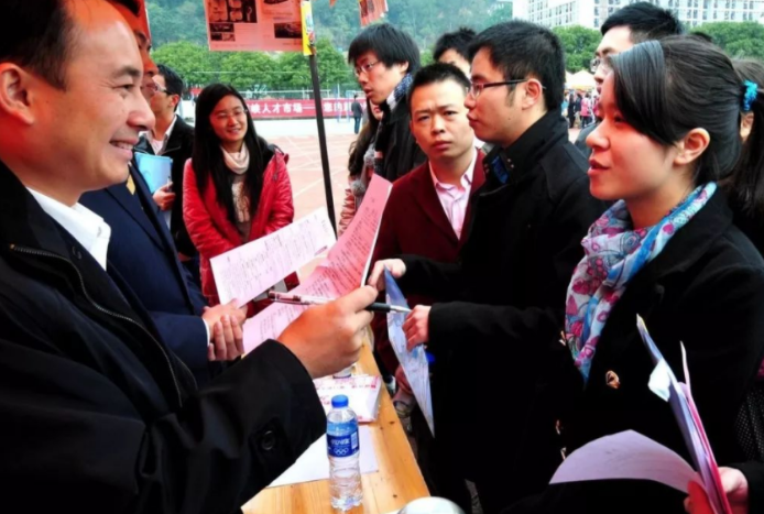 清华北大1300多名学生，扎堆当“选调生”，择优之选还是大材小用