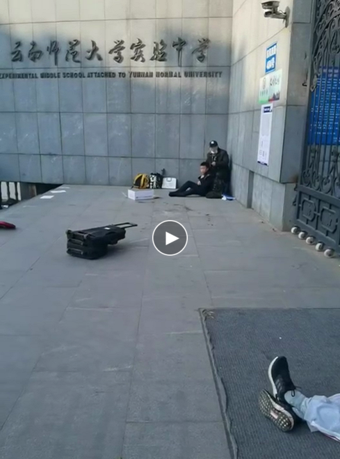 56岁男子名校门外捅人劫持学生导致1死7伤，昆明出动特警现场击毙劫匪成功解救人质