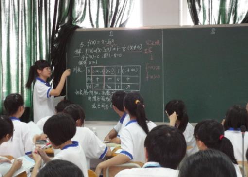 上海一中学老师，每天发20条朋友圈被举报，学校的回应让网友点赞