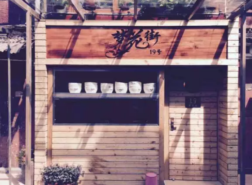 上海最火馄饨店，20㎡要做生意还要住4口人，设计师逆天改造