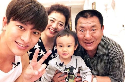 贾乃亮晒见组旧照，面容清秀堪称男版甜馨，网友调侃“馨里馨气”