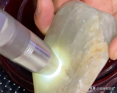 收藏入门教学！如何鉴别真假白玉？看包浆硬度，记得用好强光手电
