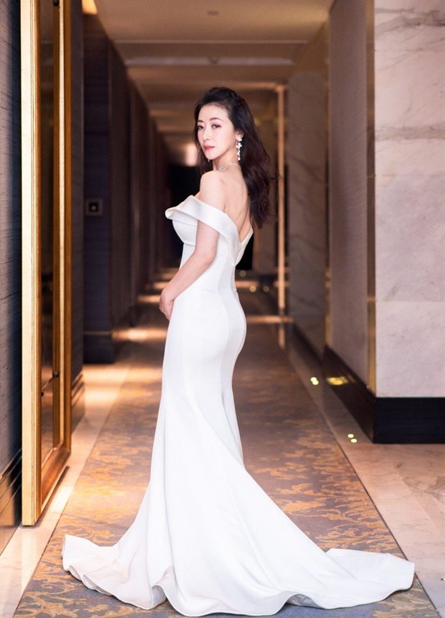 露肩裙秀八字锁骨锁骨女生露肩