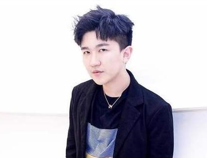 林更新回母校凡尔赛，同学就走红他一个，校友还有一个是被骂红的