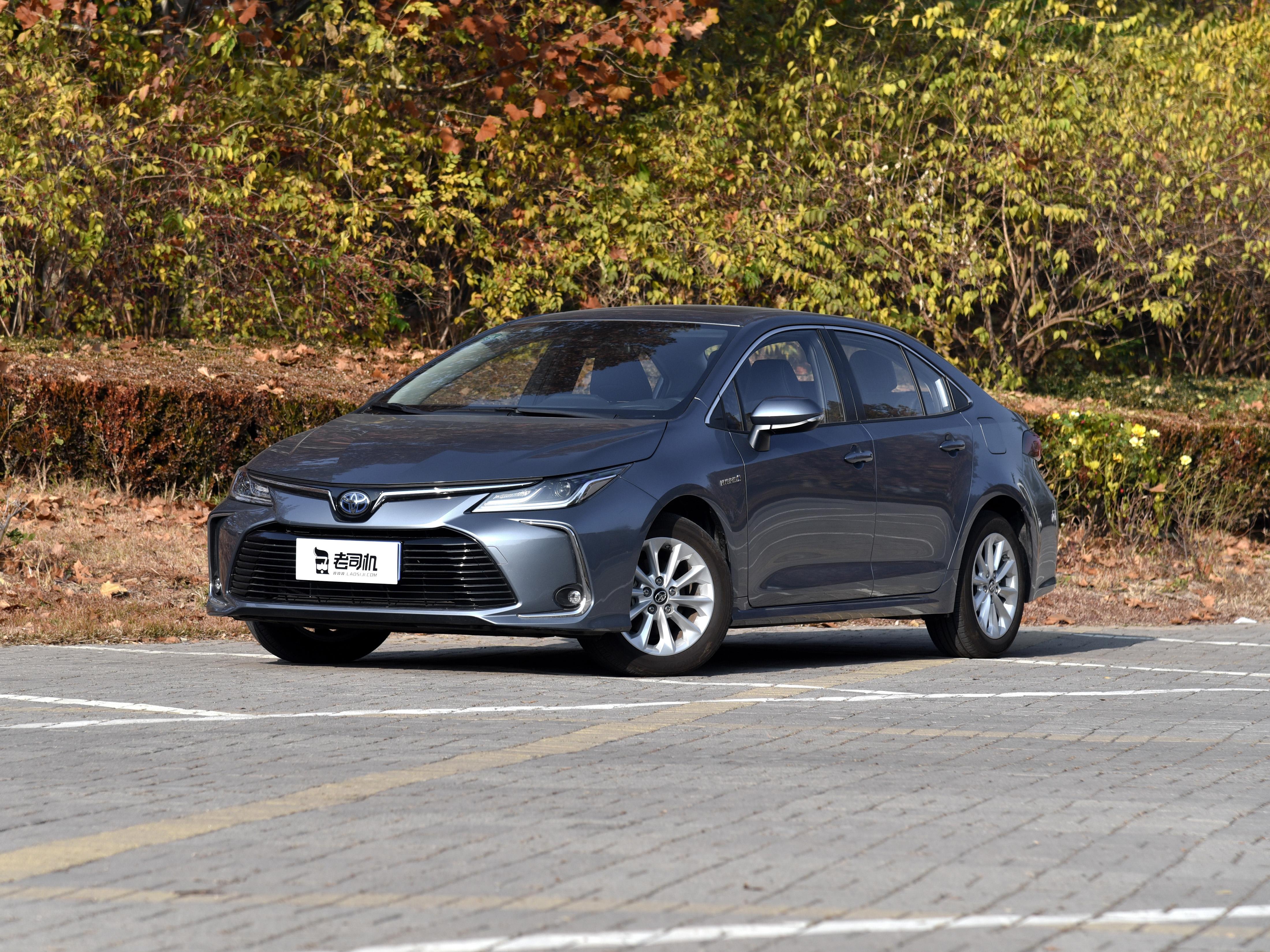 油耗很低的混动日系家轿,价格实惠且空间够用,带你看丰田卡罗拉