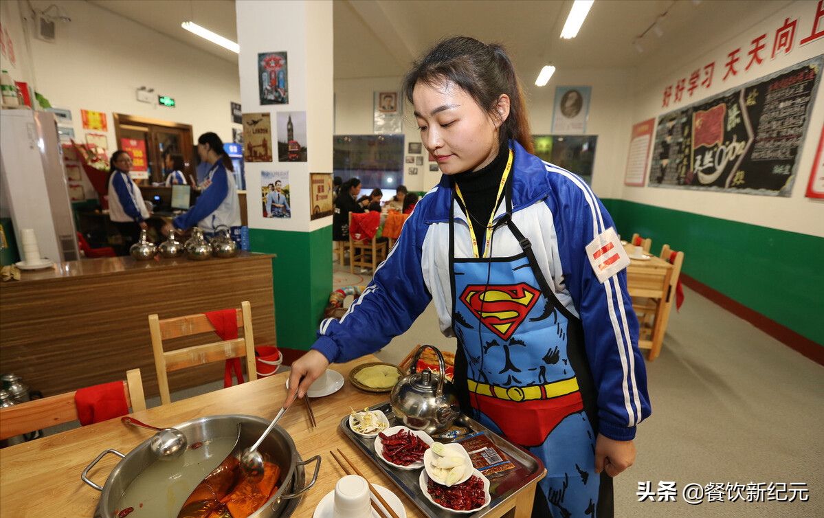 饭店招聘服务员怎么写（为何餐饮业招工难）