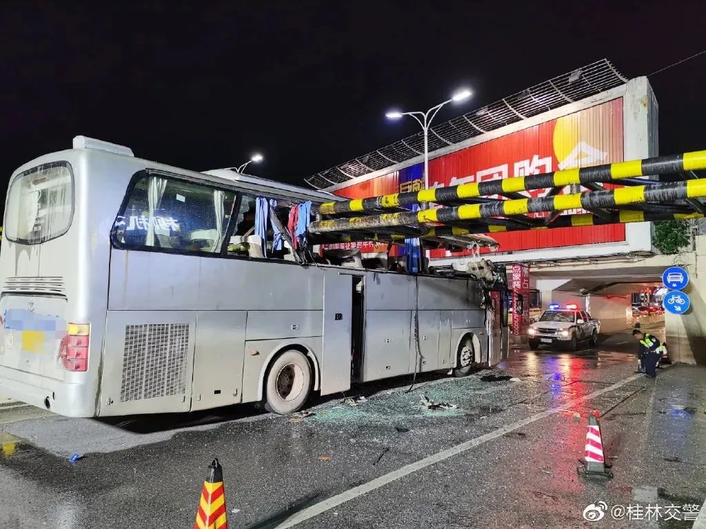 现场惨烈!大巴车疾驰中被“削顶”,1死6伤
