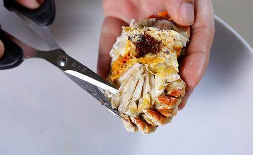 原来螃蟹的正确吃法是这样，太简单了吧
