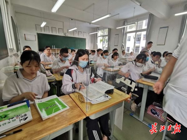 校长门口迎接学生“回家”，学生自觉早自习……高一高二返校复课首日校园这是样的