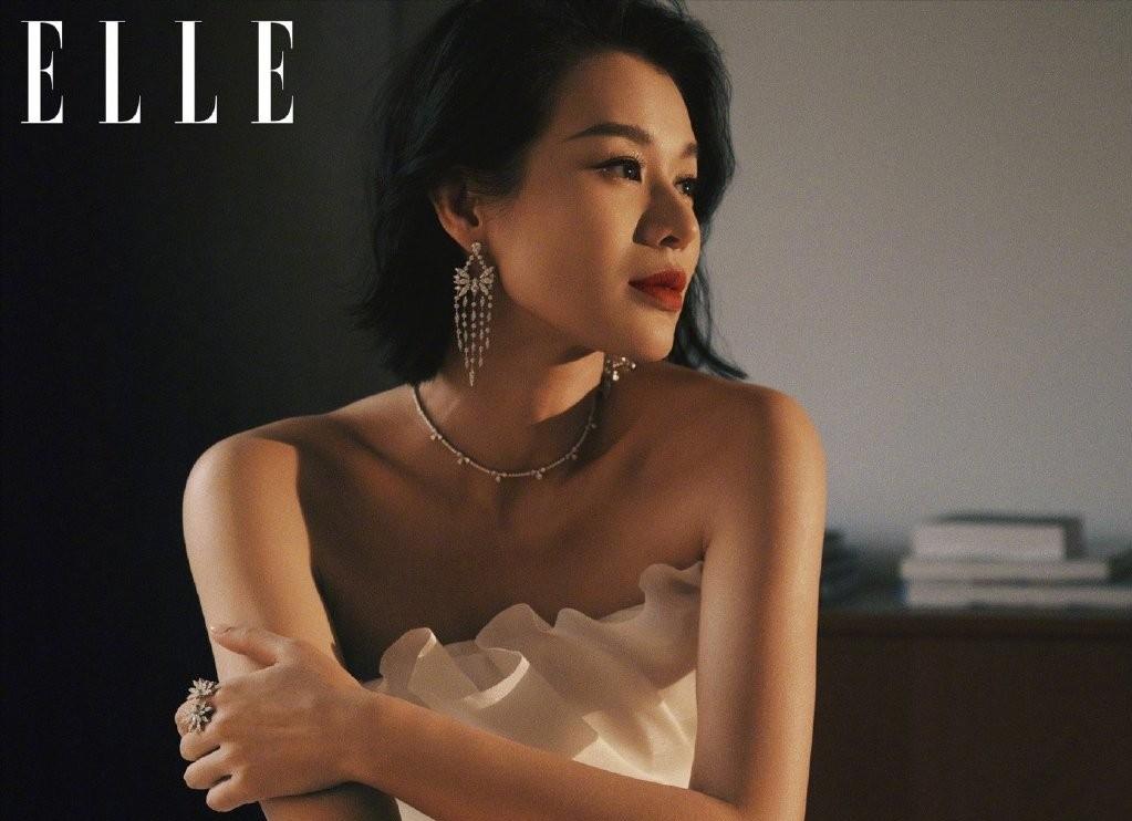 胡杏儿都生3胎了,谁知道她孕期有多美,红色孕装喜庆亮眼