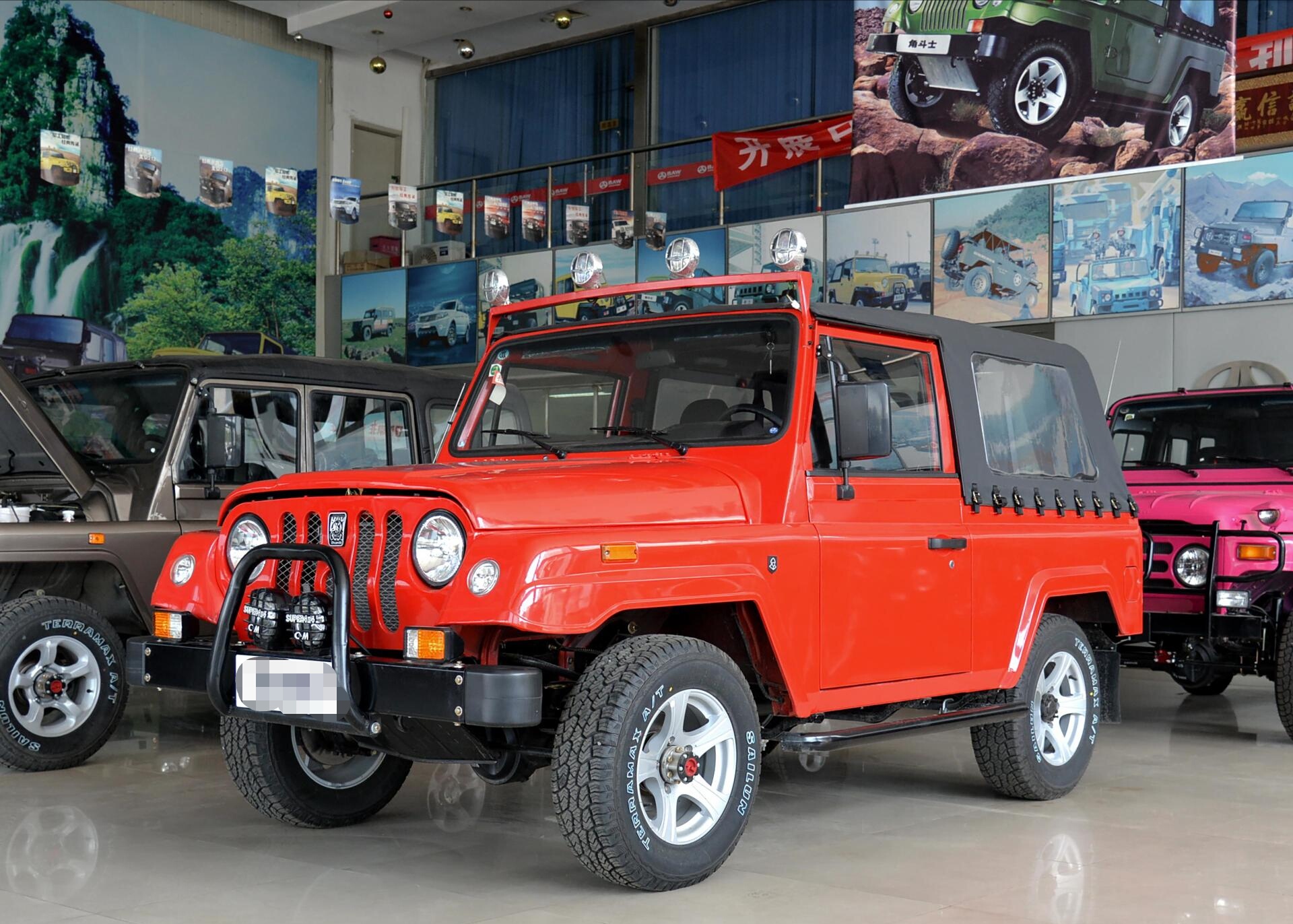 车辆动力方面,这台全新的北汽战旗硬派越野车搭载了一台来自三菱汽车