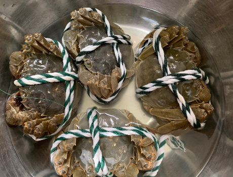 蒸螃蟹，直接下锅蒸就错了，牢记3点，不流黄不断腿，鲜嫩不腥