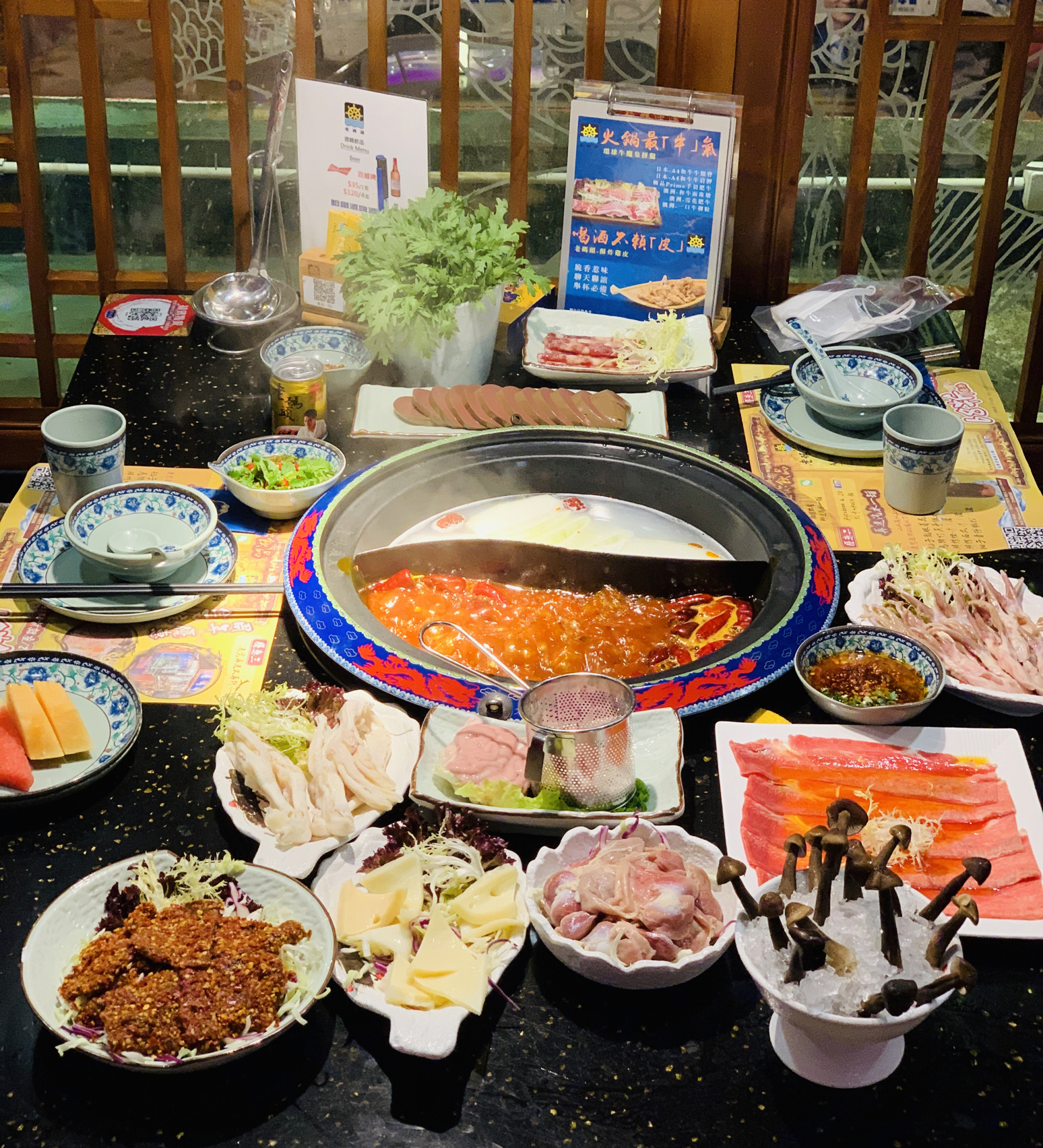 南宋林洪的《山家清供》食谱中,便有同友人吃火锅的介绍,元代,火锅流