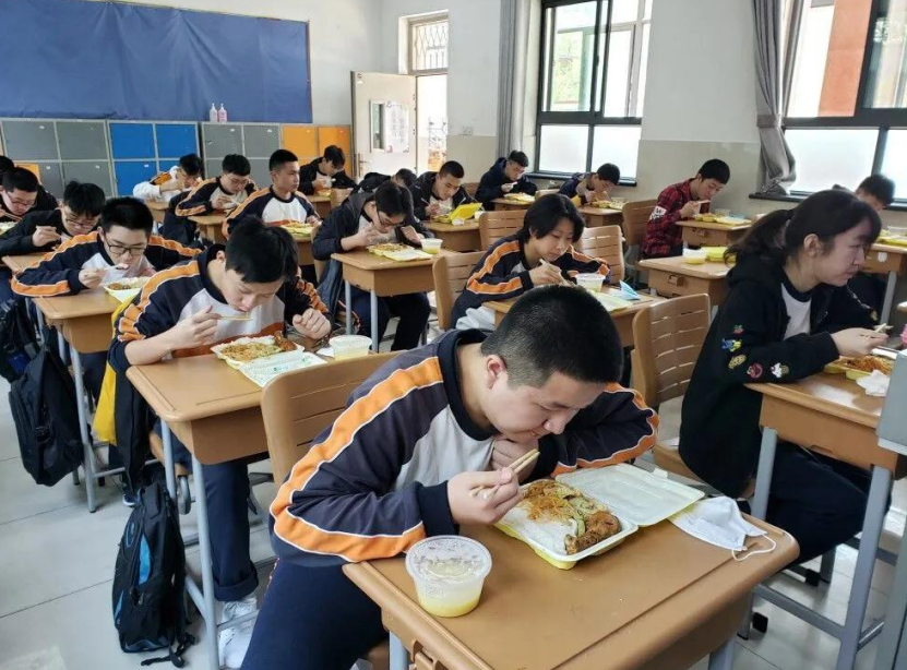 校长站垃圾桶旁吃学生剩菜，引起众人热议，是作秀还是以身作则