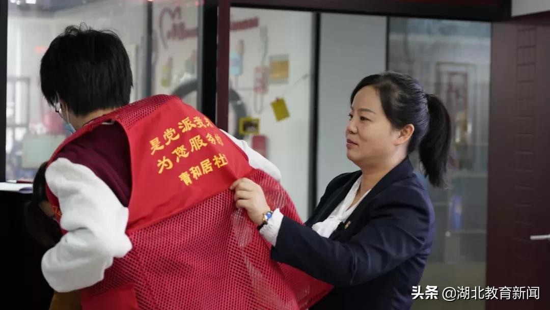 社区书记桂小妹泪洒思政课堂，与青年学子共话抗疫精神与青年担当