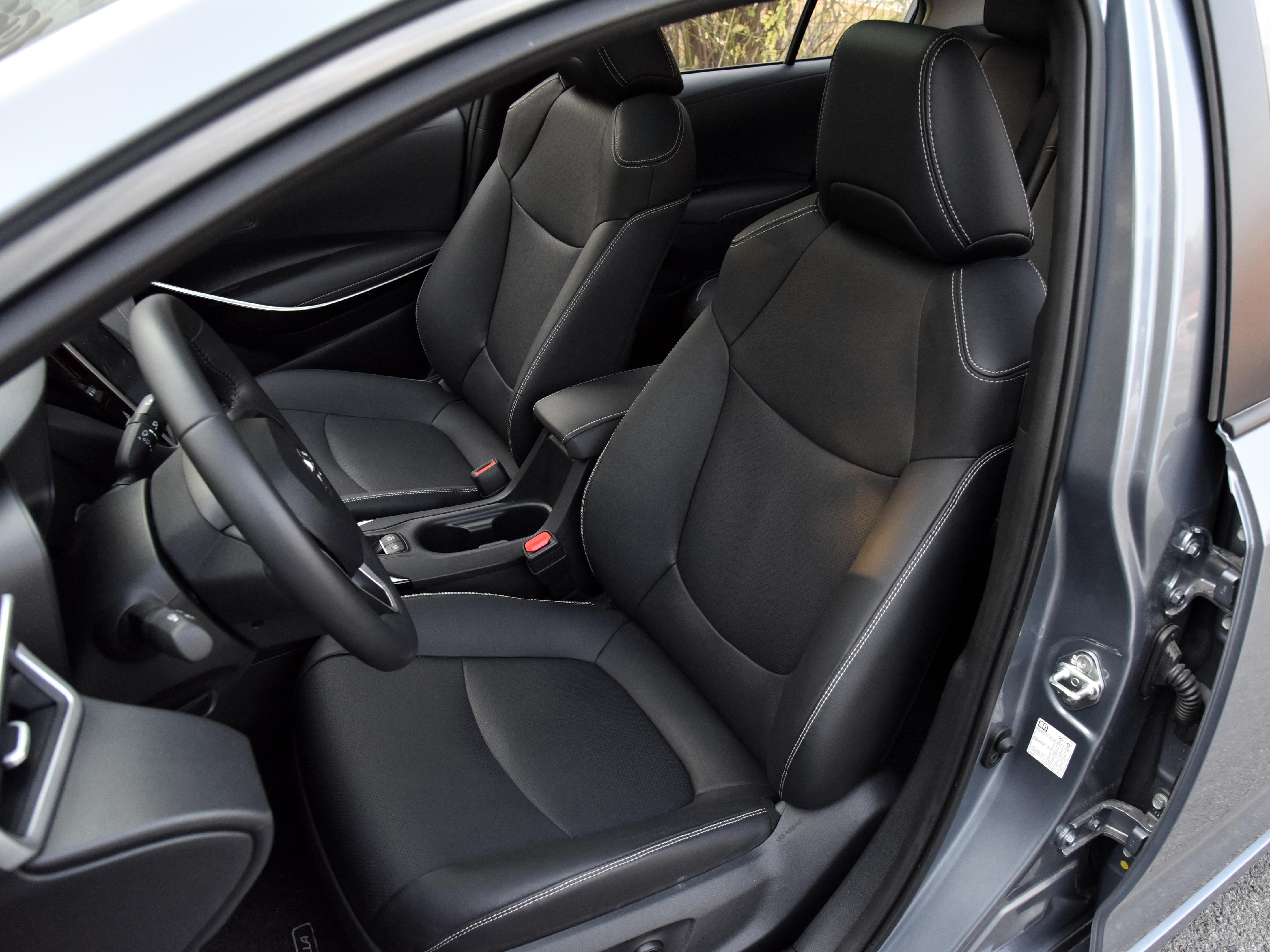 油耗很低的混动日系家轿,价格实惠且空间够用,带你看丰田卡罗拉