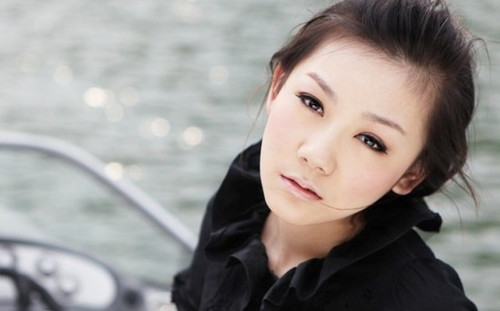 周迅半裸油画卖184万，这个90后女大学生当“裸模”却被骂惨