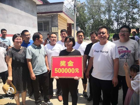 河南女孩考上北大，母校奖励其50万，却遭众人质疑：这不公平