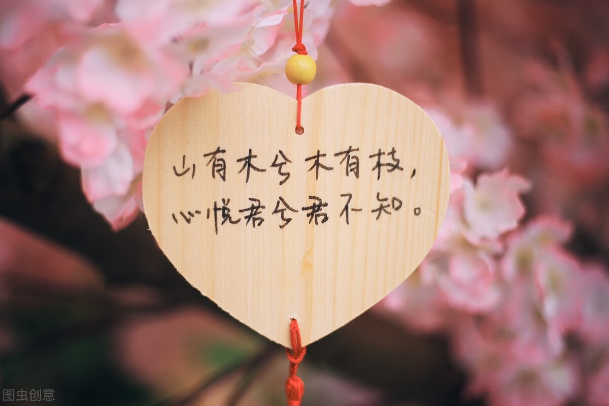 大学生该不该谈恋爱（大学应不应该谈恋爱）