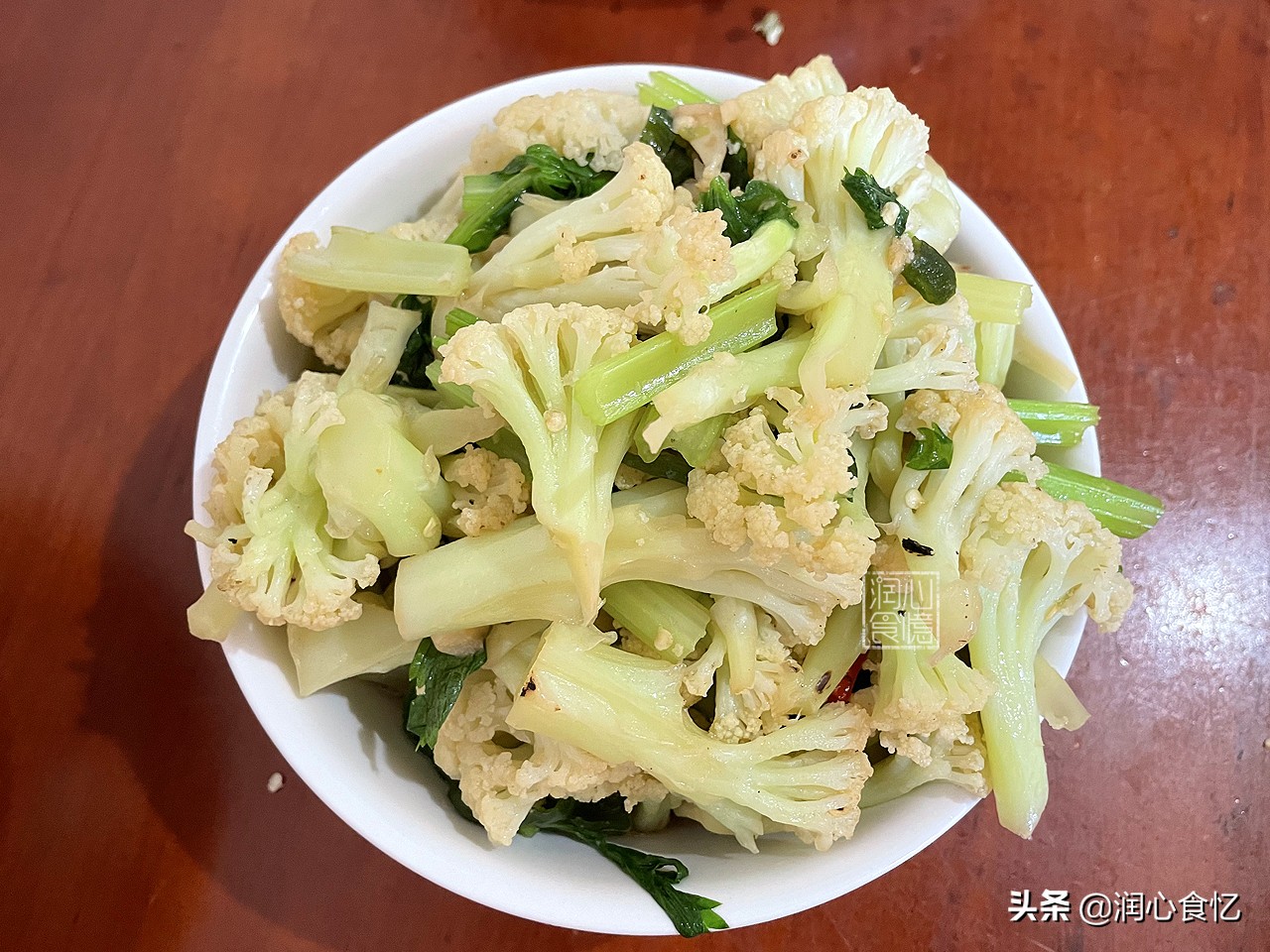 晒我家中秋节的10菜1汤，在朋友圈火了，网友：吃不起，家里没矿