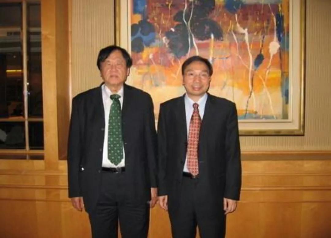 他是世界福州十邑同乡总会创会会长，马来西亚十大富豪