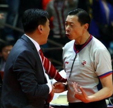 教授和cba哪个起得冲突(CBA国际级裁判、四川大学教授郑军为什么在CBA赛场上消失了？)