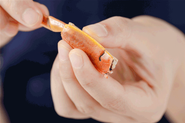 一把剪刀就可以精致吃螃蟹，不再乱啃伤到嘴，一块蟹肉都不放过