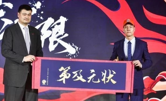 锡安威廉姆斯为什么去打cba(CBA状元年薪不足NBA1%！易建联顶薪续约，广东队举步维艰)