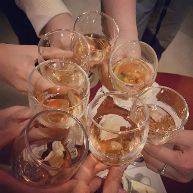 袁姗姗过34岁生日，闺蜜张馨予甜蜜相陪，好友孙坚隔空送祝福！