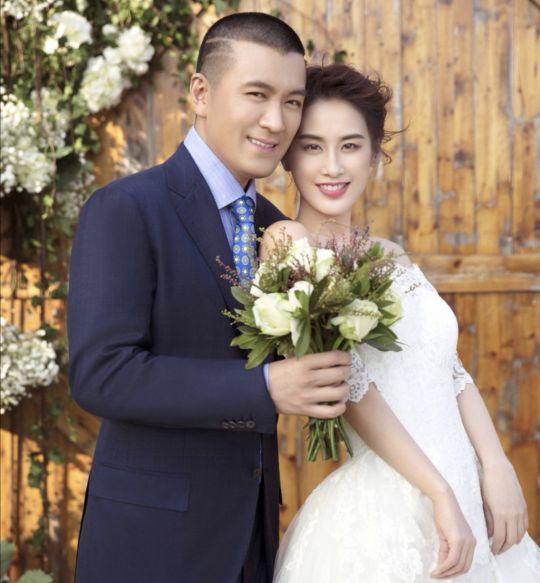 2005年黄圣依与周星驰打官司，杨子甩出600万帮助，最后大获全胜